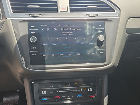 Used 2024 Volkswagen Tiguan SE AWD/4WD image 18