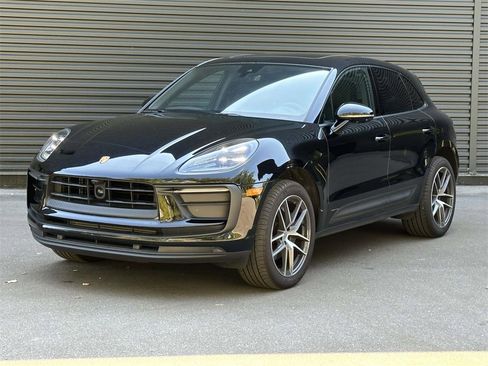 Used 2024 Porsche Macan image 1