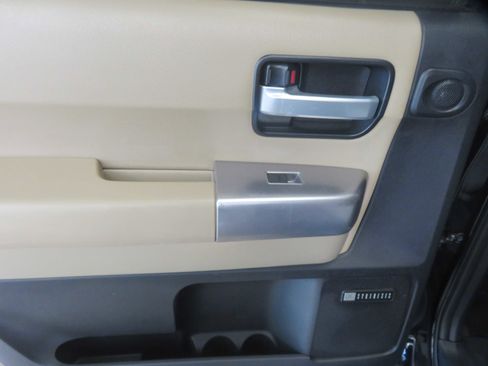 Used 2018 Toyota Sequoia Limited w/ Safety & Convenience Package AWD/4WD image 18