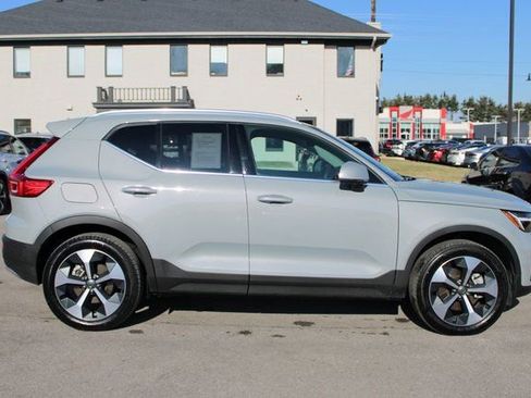 Used 2025 Volvo XC40 B5 Plus image 6