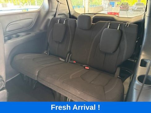 Used 2024 Chrysler Pacifica Touring FWD image 4