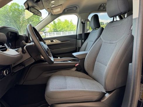 Used 2025 Ford Explorer Active AWD/4WD image 4