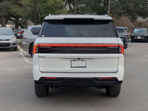 New 2026 Lincoln Navigator L Premier image 4