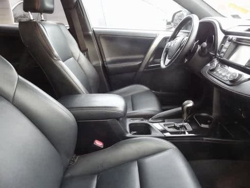 Used 2018 Toyota RAV4 SE image 9