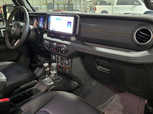 Used 2024 Jeep Gladiator Sport AWD/4WD image 25