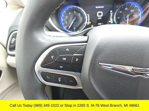 Used 2023 Chrysler Pacifica Touring-L FWD image 21