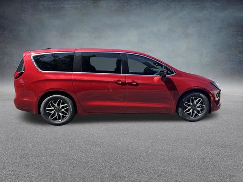 New 2027 Chrysler Pacifica Limited FWD image 8