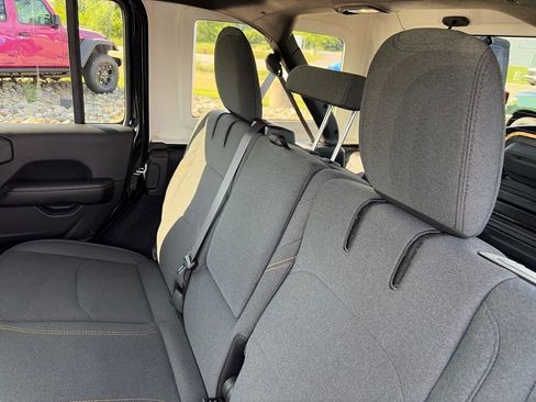 Used 2025 Jeep Wrangler Unlimited Sahara w/ Safety Group AWD/4WD image 16