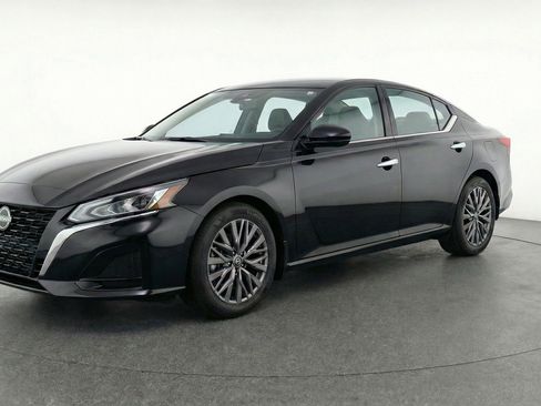 Used 2025 Nissan Altima 2.5 SV image 3