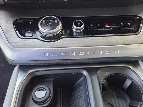 Used 2025 Ford Expedition Platinum w/ Driver's Package AWD/4WD image 21
