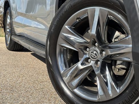 Used 2017 Toyota Highlander Limited Platinum FWD image 2