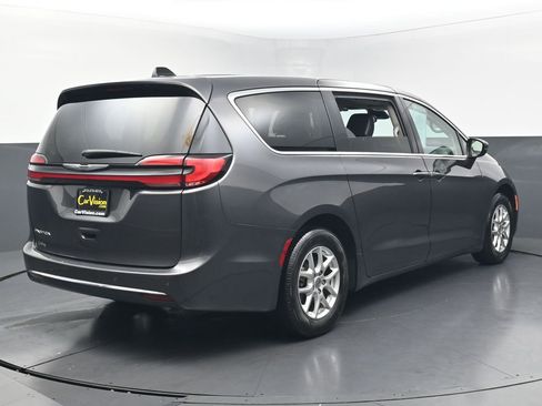 Used 2023 Chrysler Pacifica Touring-L FWD image 5