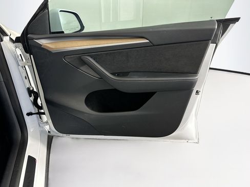 Used 2022 Tesla Model Y Long Range AWD/4WD image 30