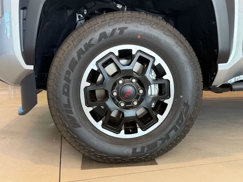 Used 2025 Toyota Tacoma TRD Off-Road w/ TRD Off Road Premium Package image 3