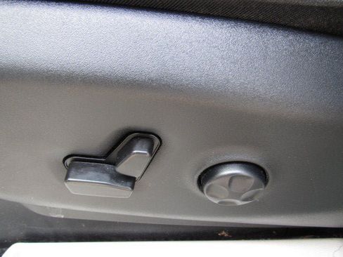 Used 2023 Chrysler Pacifica Touring-L FWD image 10