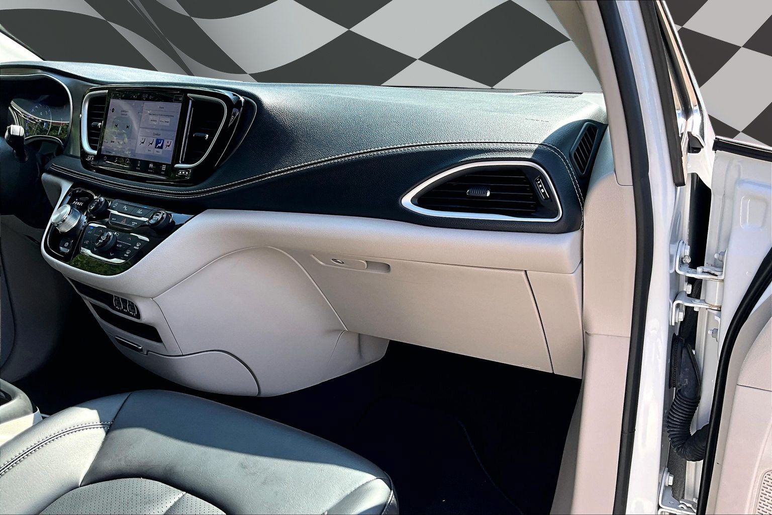 Used 2023 Chrysler Pacifica Touring-L AWD/4WD image 16