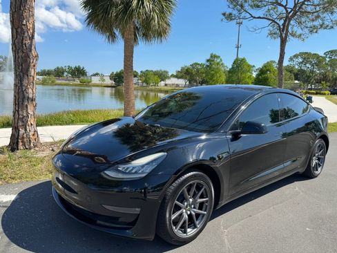 Used 2018 Tesla Model 3 Mid Range RWD image 2