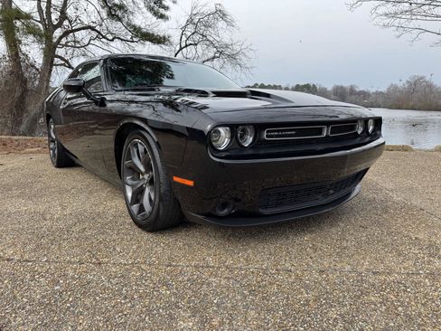 Used 2018 Dodge Challenger SXT image 1