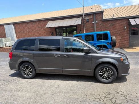 Used 2019 Dodge Grand Caravan SE FWD image 3