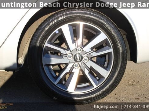 Used 2023 Nissan Versa SV image 8