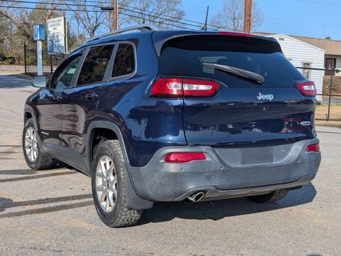 Used 2016 Jeep Cherokee Latitude w/ Cold Weather Group AWD/4WD image 7