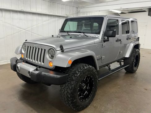 Used 2016 Jeep Wrangler Unlimited Sahara AWD/4WD image 9