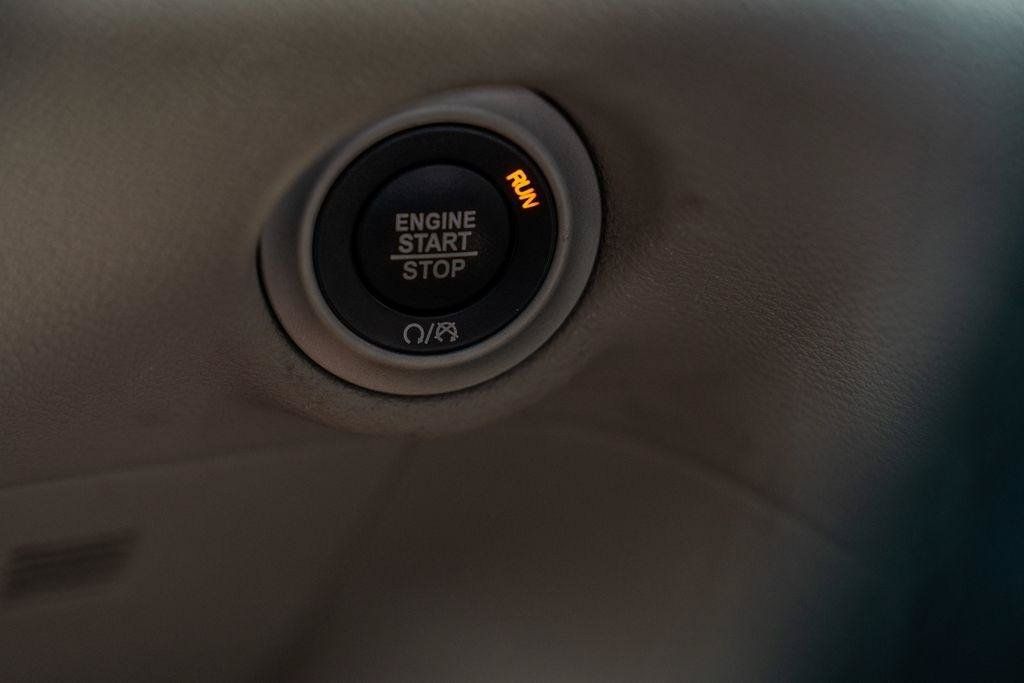 Used 2024 Chrysler Pacifica Touring-L FWD image 37