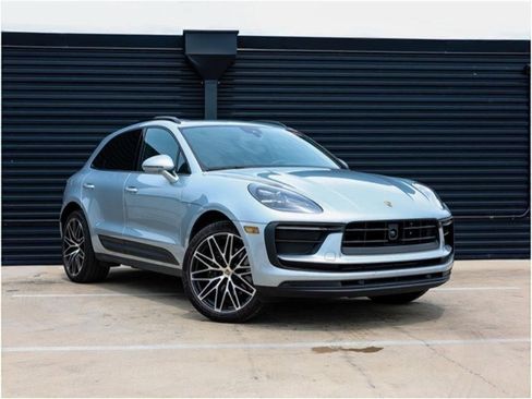 Certified 2025 Porsche Macan image 9