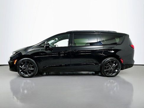 Used 2025 Chrysler Pacifica Limited image 4