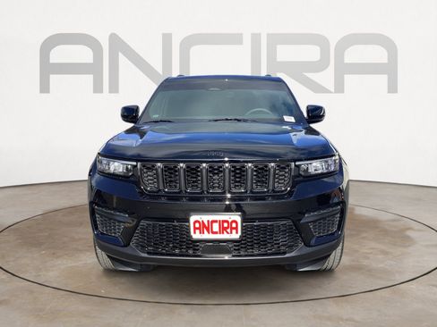 Used 2025 Jeep Grand Cherokee Altitude RWD image 8