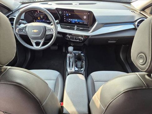 Used 2025 Chevrolet Trax LT w/ LT Convenience Package FWD image 18