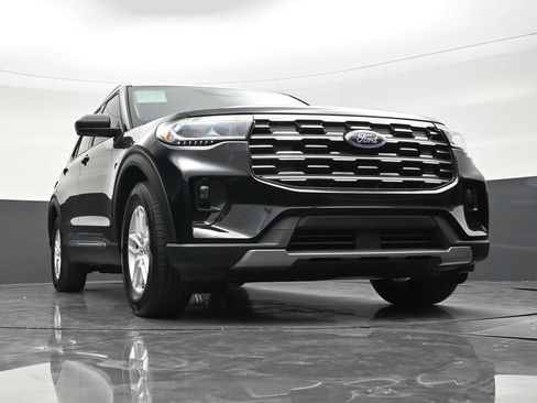 Used 2025 Ford Explorer Active w/ Active Comfort Package RWD image 27