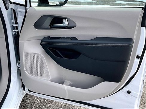 Used 2024 Chrysler Pacifica Touring-L image 24