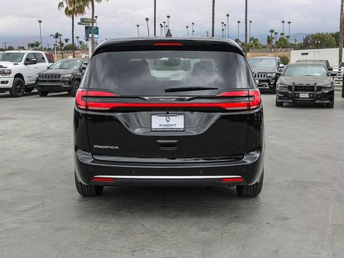 New 2027 Chrysler Pacifica Select FWD image 8