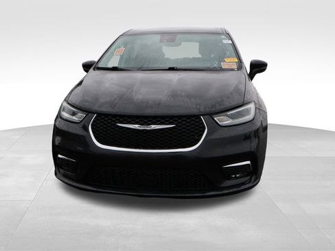 Used 2023 Chrysler Pacifica Touring-L FWD image 4