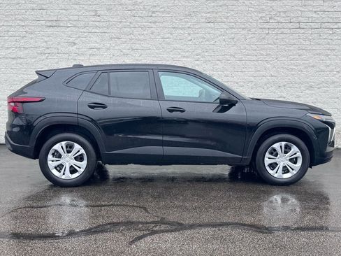 Used 2025 Chevrolet Trax LS image 7