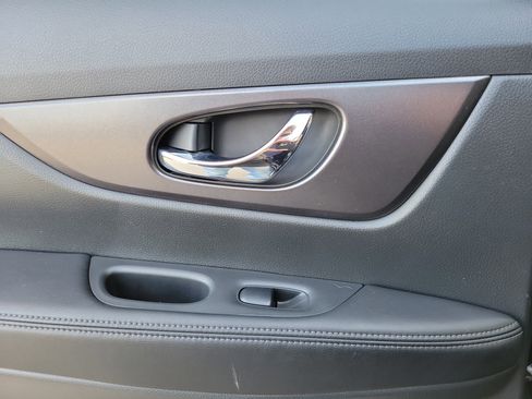 Used 2016 Nissan Rogue SV w/ SV Premium Package image 13