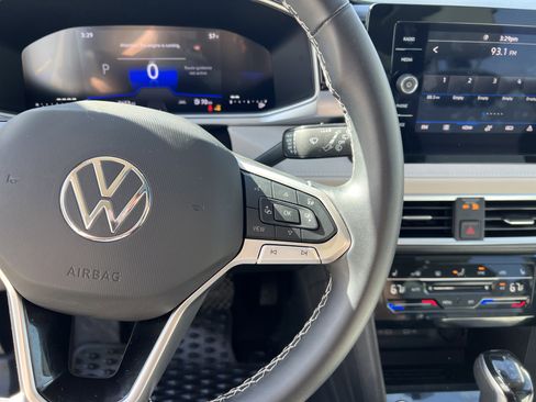 Certified 2025 Volkswagen Taos SE w/ Panoramic Sunroof Package FWD image 20