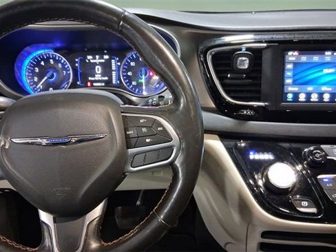 Used 2020 Chrysler Pacifica Touring-L image 12