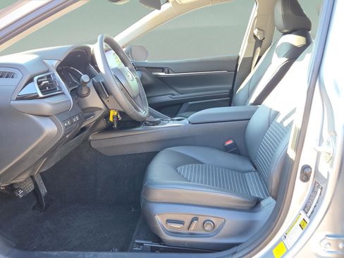 Used 2024 Toyota Camry SE image 11