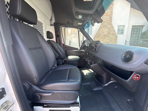 Used 2021 Mercedes-Benz Sprinter 2500 image 17