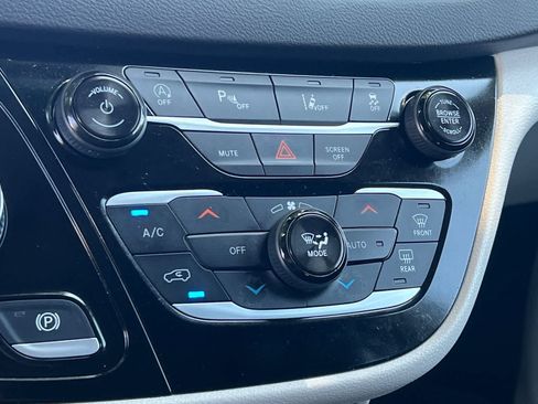 Used 2024 Chrysler Pacifica Touring-L FWD image 24