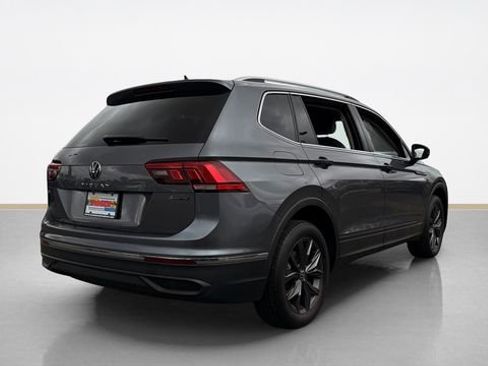Used 2022 Volkswagen Tiguan SE w/ Panoramic Sunroof Package AWD/4WD image 3