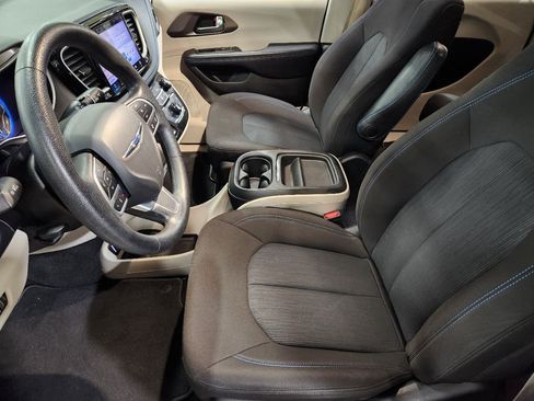 Used 2021 Chrysler Pacifica Touring FWD image 28