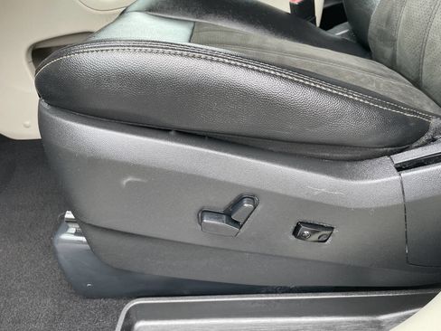 Used 2019 Dodge Grand Caravan SXT image 15