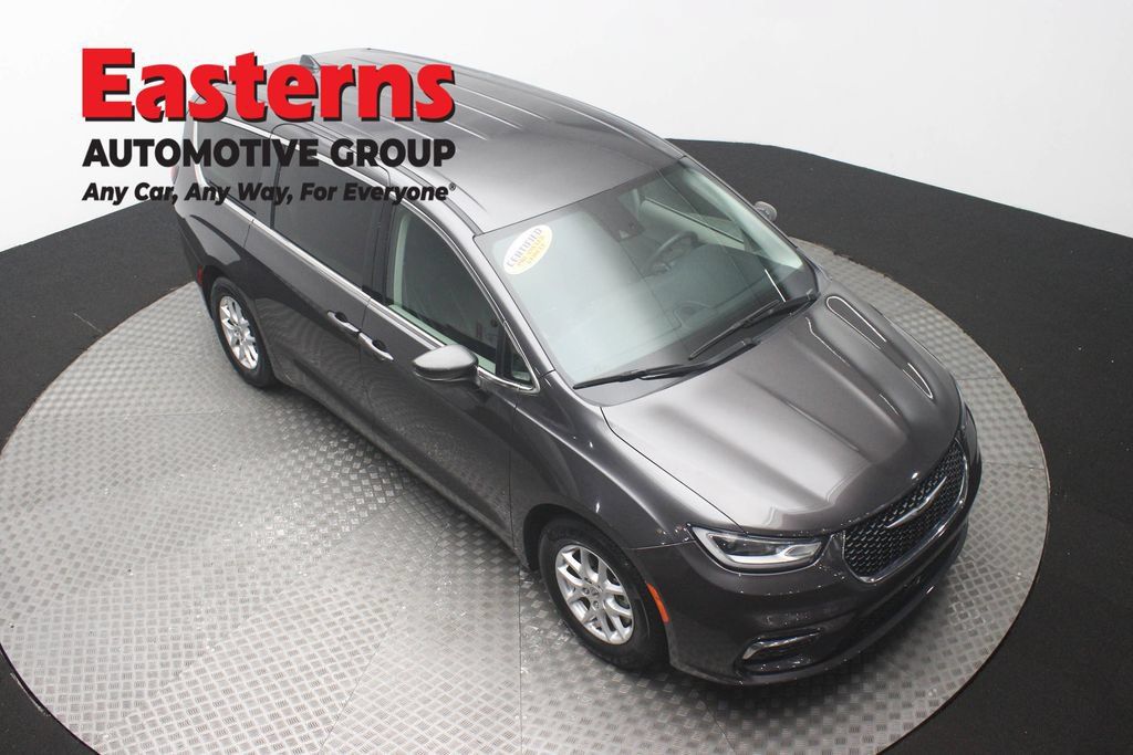 Used 2023 Chrysler Pacifica Touring-L FWD image 3