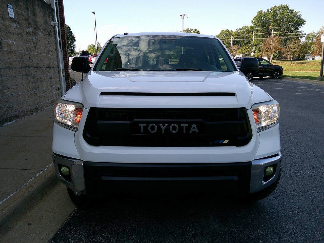 Used 2016 Toyota Tundra Limited w/ Limited Premium Package AWD/4WD image 3