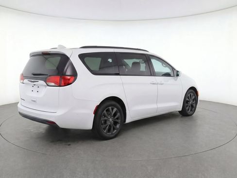 Used 2023 Chrysler Pacifica Limited w/ Uconnect Theater Family Group FWD image 4