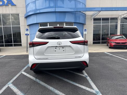 Used 2023 Toyota Highlander XLE AWD/4WD image 5