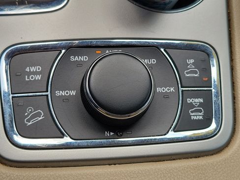 Used 2018 Jeep Grand Cherokee Overland AWD/4WD image 24